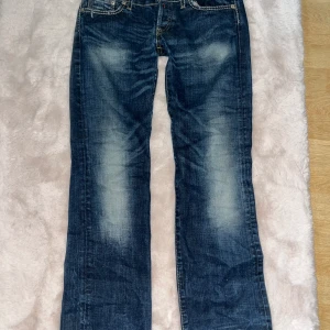 Replay jeans - Low waist bootcut / lågmidjade utsvängda jeans från replay! Jätte fina, dem har knappar istället för dragkedja. Små hål nere vid fötterna men jag tror att de ska vara så. Skulle också säga att dem är lite små i storleken 