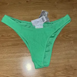 Grön bikiniunderdel från ginatricot! Lappar kvar, strl M