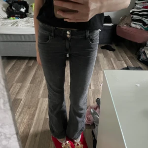 Gina Young Jeans - Gulligaste jeansen som tyvärr blivit för korta för mig😫 Köpta för 350 och säljs därför för 200kr då dem är väl omhändertagna🩷 Hör av dig om du är intresserad!!