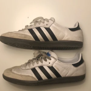Adidas samba adv - Skorna är i okej skick, i storlek 42.5 