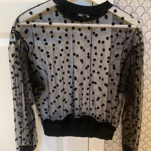 Blus  - En blus från Ullared som jag köpt för  två år sedan. Inte använda mer än 3 gånger. Köpte den för 150kr och säljer den för 50kr. Kontakta mig för mer information. 