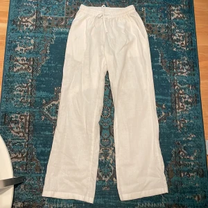 Vita linnebyxor  - Vita linnebyxor från madlady i storlek xs short, jag är 1,62. Använda några få gånger! 😊