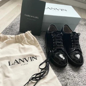 Lanvin cap toe - Säljer ett par helsvarta Lanvins i fint skick för priset. Använd de sparsamt som ni själva avgör på bilderna endast en defekt på innersulan i högra skon men fortfarande bärbara och fräscha! Låda, dustbag, kvitto medföljs vid köp Fler bilder kontakta✔️