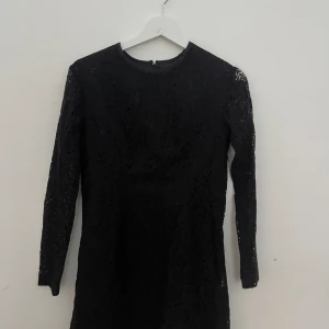 Svart spetsklänning  - Jätte fin klänning med spets över hela men ”genomskinliga” ämar