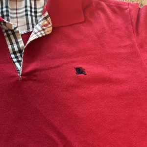 Säljer min London burberry piké storlek M - Använd men bra skick