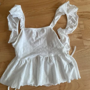 topp - jättefin vit topp. som man ser på bilden knyter man den där bak🤩 för mer frågor skriv privat 