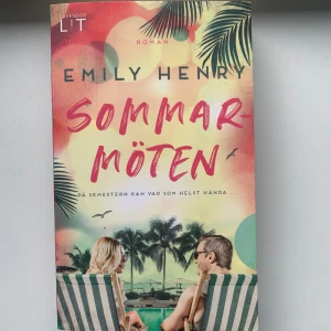 Bok av Emily Henry - Pocketbok i fint skick. Perfekt att läsa på stranden💛  People we meet on vacation - på svenska 