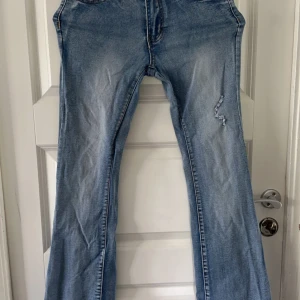 Lågmidjade jeans - Jätte fina lågmidjade jeans❤️ köpt för länge sedan så kommer tyvärr inte ihåg vart dom är ifrån ❤️ (lappen är inte kvar)❤️ använd ungefär 3 gånger ❤️ vid fler frågor och funderingar skriv privat ❤️
