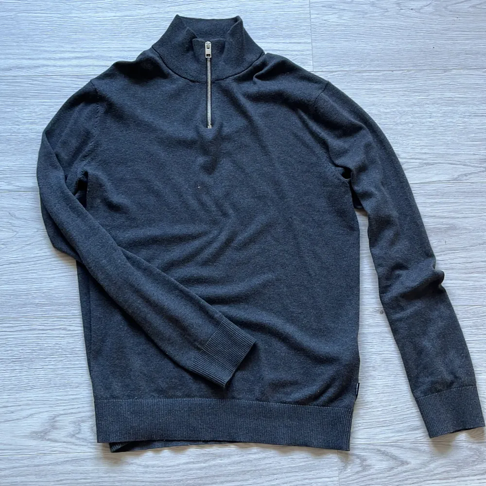 Half zip tröja i finstickat material, aldrig använd, storlek L . Tröjor & Koftor.