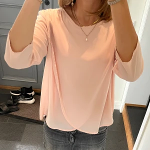 Rosa blus - Rosa överlappande blus i fint skick. Kan inte hitta märke eller storlek eftersom lappen är blank men skulle säga S/M. Använd gärna köp nu!