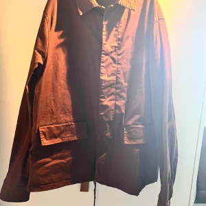 Oversized skjorta - Fin skjorta i storlek S, använd bara en gång. Skjortan är brun och sitter löst, asså den är ganska Baggy. Nypris är ca 500kr. 