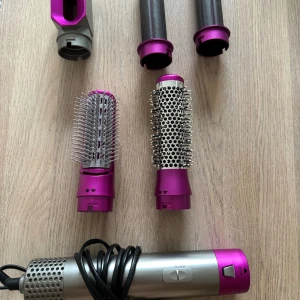 Hårfön / varmluftsborste / värmeborste - Från amazon. Fungerar som det ska. Flera tillbehör! 3 olika lägen i hårfönen. Använd 2 ggr. 