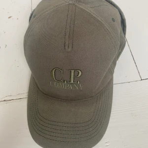 CP Company keps - Tja! Säljer en sjukt ball och unik CP company keps som är rätt så sällsynt. Använt skick, men inga defekter. Om du har någon fråga tveka inte att skicka ett meddelande 