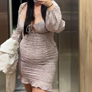 Somrig klänning  - Klänning köpt från Nelly för ca 2 år sen till midsommar, därför hittar jag den inte på hemsidan. Använt den 5 gånger max men inte mer än så, därför i bra skick och också därför jag säljer den! Dragkedja där bak. 