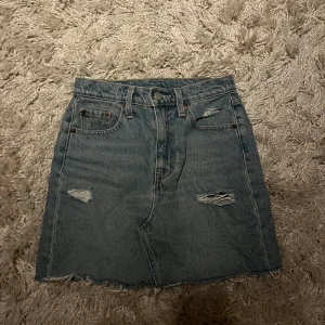 Levis kjol. - Superfin kjol, knappt Andvänd. Storlek 25. 