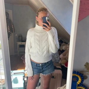 Stickad tröja - Kabelstickad tröja, lite kortare. Köpt second hand, fint skick💕