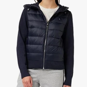 Cardigan jacka - En jättefin cardigan jacka från Tommy hilfiger i bra skick ocj riktigt bra Material. 