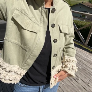 Jacka från zara - Så fin vår-/sommarjacka från Zara. 🌸 Köpt för något år sedan men tyvärr bara använts nåtgra fåtal gånger :( 