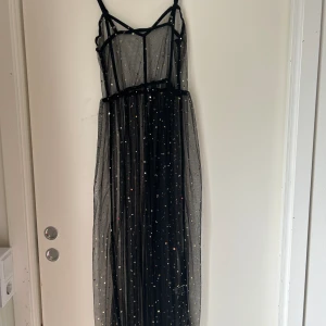 Svart glitterklänning  - Suuuperfin klänning som är perfekt nu inför alla festivaler! Storlek s✨