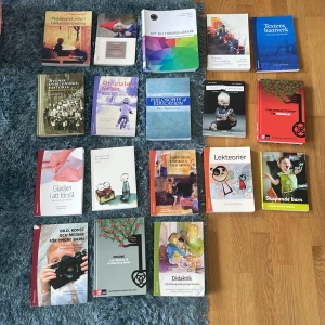 Kurslitteratur förskollärarutbildningen  - Böcker för termin 1 och 2 i förskollärarutbildningen på Malmö universitet.  2500kr för alla Om man vill ha en/flera specifika böcker så skicka dm.   Pris kan diskuteras!  Obs! I vissa böcker är texten överstruken 