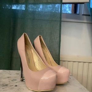 Rosa pumps med silver detaljer - Mina sweet 16 klackar jag inte får plats i längre. Har nån liten silver fläck vid insidan av högra klackskon och värkar vara nån kanske färg, går nogg att rengöra. Dom har lite skavanker somsagt vällanvända o sköna 