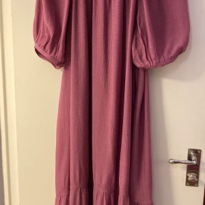 Klänning från Indiska  - Sommar klänning från Indiska, aldrig använd med prislapp. Strl XL, maxi. Köparen står för frakt