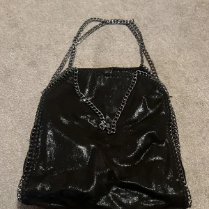 Väska - Säljer denna jätte fina hand väskan, har inte använt många gånger. Är i jätte bra skick.💗💗