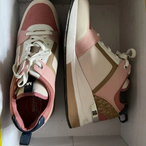 Mikael Kors Sneakers  - Äkta Mikael Kors sneakers i stlk 8.5M, motsvarar EU 39.5. Använts en gång annars nya utan skada eller fläck. Säljer för har bara suttit på hyllan.