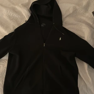 Ralph Lauren zip - Säljer nu min fina Ralph lauren zip då jag inte längre använder den. Tröjan är i bra skicka utan några slitage och är väldigt snygg.