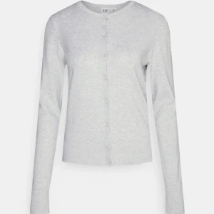 GAP finstickad kofta  - Finstickad kofta med knappar, märket GAP, slutsåld på hemsidan (Zalando)🩷storlek XS 
