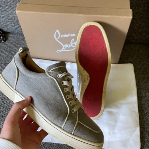 Christian Louboutin  - Hej! Säljer nu dessa riktigt feta loubsen. Givetvis äkta! Skicket är bra förutom lite slitningar i hälen, Dustbag medföljer. Hör av er vid frågor!🙌