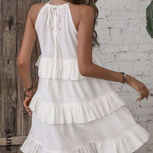 Volang klänning  - En super fin volang klänning. Använt 1 gång. Mycket bra skick. Passar xs-m då man knyter själv hur man vill att den ska sitta. Köpte för ca 230kr som ny. 