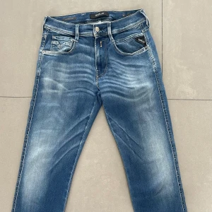replay jeans - ett par sjukt snygga replay jeans i modellen anbass. hör av er vid frågor&bilder 🤩