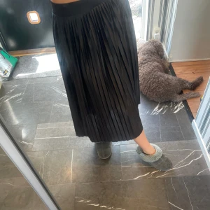 Plisserad kjol - Jättefin svart plisserad minikjol! Nyskick, storlek M