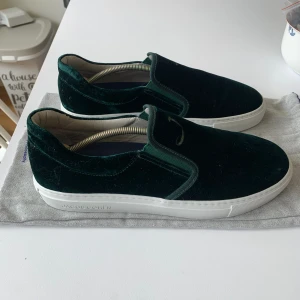 Jacob Cohen Slip ons - Säljer dessa slip ons från märket Jacob Cohën | Skick: 10/10, endast testade |  Storlek: 41 (tts) | Pris: 3099 | Fraktar eller möts upp i Sollentuna | Box och dustbag medföljer | Hör av er vid frågor!💫 | Kan sänka priset lite.