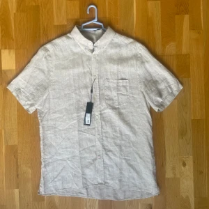 Beige J Lindberg Linneskjorta i Storlek L för 499kr - Helt ny och oanvänd J Lindberg Linne skjorta i Storlek L. Tveka inte att höra av dig vid intresse eller eventuella frågor. Priset kan diskuteras!