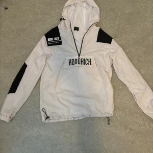 Hoodrich jacka - Nice Hoodrich jacka. Funkar både på hösten och sommaren. Den är i bra skick. Kan användas för både kvinna och man. Storlek M.