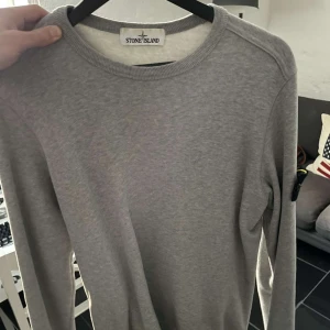 Stone island tröja  - Använd få gånger därför säljer jag denna tröja från Stone island Nypris 2399kr Kvitto och annat fråga mig 