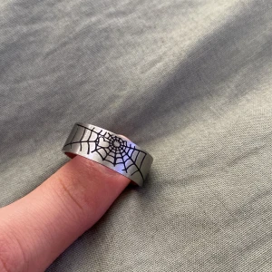 Ring - Ring med spindelnät med ett litet hjärta