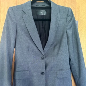 Filippa K kavaj - Jättefin jacka men inte min stil, finns inga defekter och känns lite figusydd🫶🏻