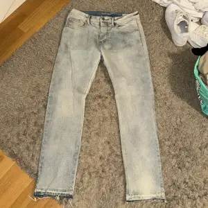 Ljusa jeans från mnml. Endast testade Nypris 699:-