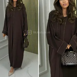 Brun abaya med guld detaljer, tillkommer en underklänning. Helt ny med prislapp 