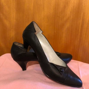 Vintage klackskor  - Från min farmors garderob  St37 Läder