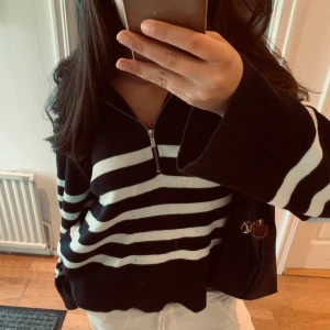 vit och blå-randig zip up - impulsivt köp från kappahl så använd fåtal gånger, utan deflekter 💕 