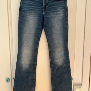 Lucky Brand jeans strl 26 - Snygga jeans i toppskick från Lucky Brand, strl 26. Bootcut. 83% bomull, 15% polyester, 2% elastan.