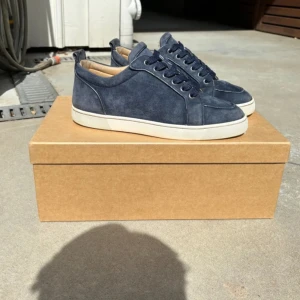 Tjena detta är ett par Christian Louboutin skor  - Dom är i storlek 40 och kan även passa 41 tveka inte på att komma dm😃