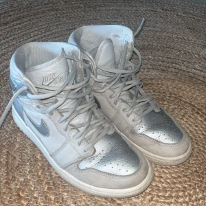 Nike air Jordan 1 Japan og - Skorna säljs på grund av att de inte används längre. Dom är köpta från merch sweden för cirka 3000kr. På ena skon har logan en scratch men förutom det finns inga tydliga skador. Priser kan diskuteras och jag byter gärna 