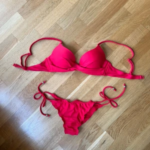 Röd bikini! - Jättefin skön bikini! Är tyvärr lite osäker på storleken på överdelen men har mätt med andra bikinis och tror att överdelen är 75B.  Bikinitrosorna är i strl S. Sitter superfint på, med fina gulliga detaljer. 👙pris kan diskuteras!