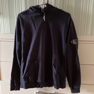 Calvin Klein sleeve badge hoodie - Köpt för 1099kr inga problem med plagget. Storleken är egentligen L men skulle säga att det är M, jag är 178 cm och den passar eller någon cm större