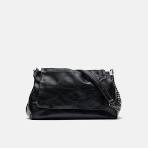 Zara väska - Säljer min axelväska från Zara då den inte kommer till användning. Fint skick på den ☺️